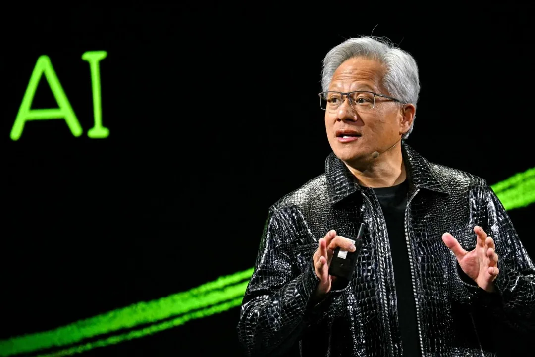 黄仁勋再斥“循环融资”质疑：AI行业需巨额资金，相关风险很低！