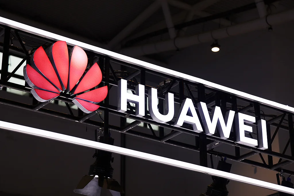 华为上半年净利润下滑36% 存储涨价推高消费业务成本 用高强度投入换长期竞争力