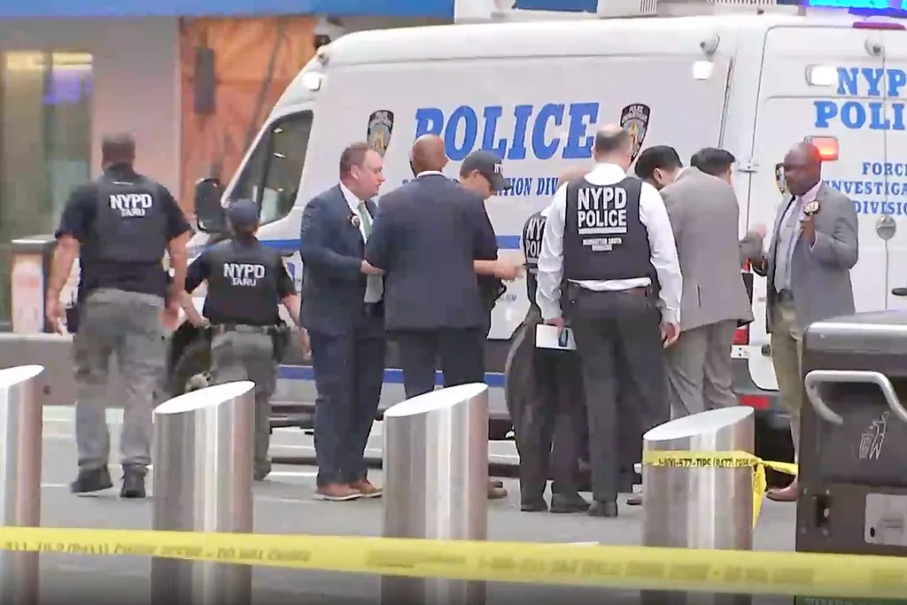 无端暴力击碎精英人生！美国银行高管纽约时代广场遇袭身亡