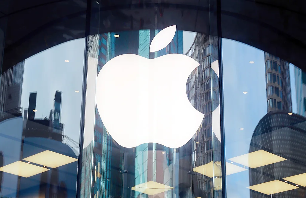 苹果十余年来最重磅发布会：首款折叠iPhone即将亮相，新CEO首秀登场