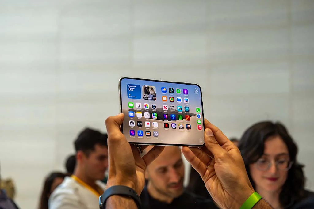 华尔街锐评：iPhone Duo达不到颠覆性水准 库克只是跟风？