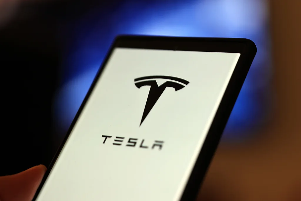 碳纤维超跑+SpaceX推进器！特斯拉Roadster跳票多年终将揭幕