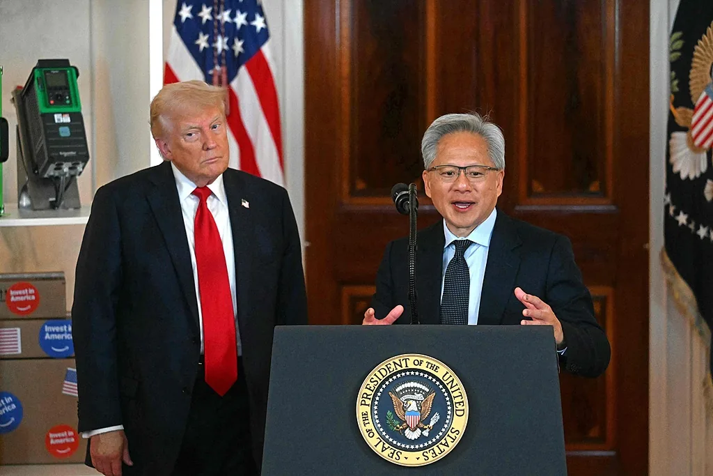 特朗普公开致电黄仁勋：AI风险是骗局，数据中心是未来石油！