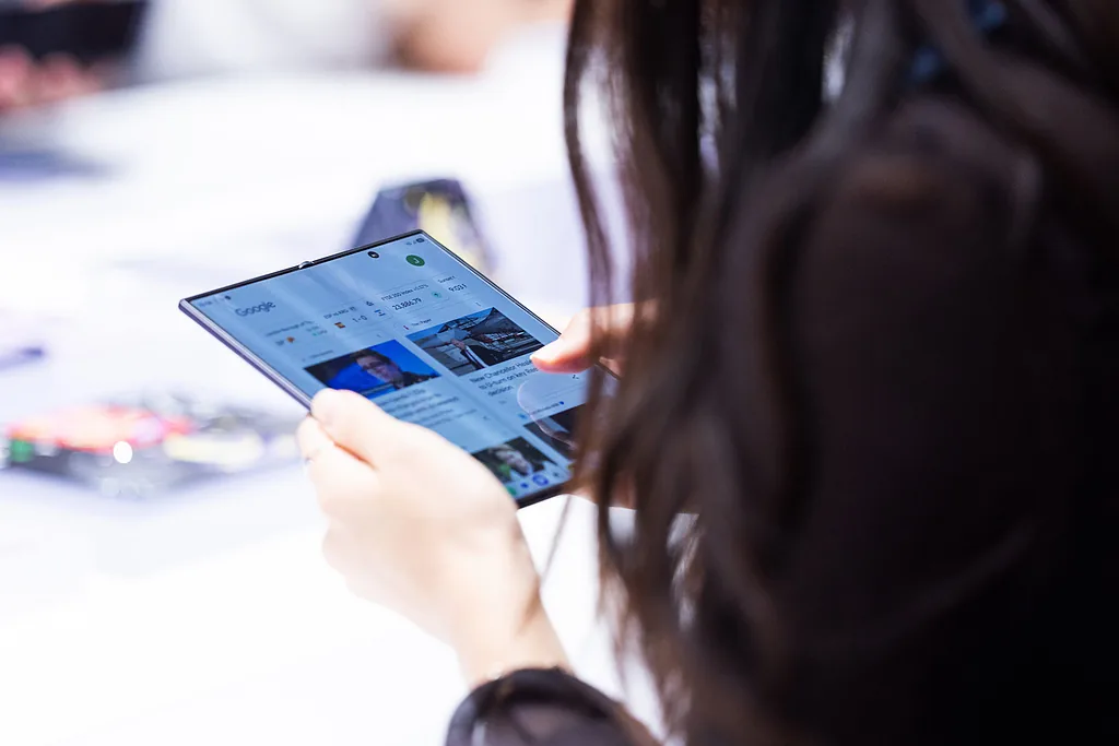 被iPhone Duo激出紧迫感？三星可能加快推出第二代三折叠手机