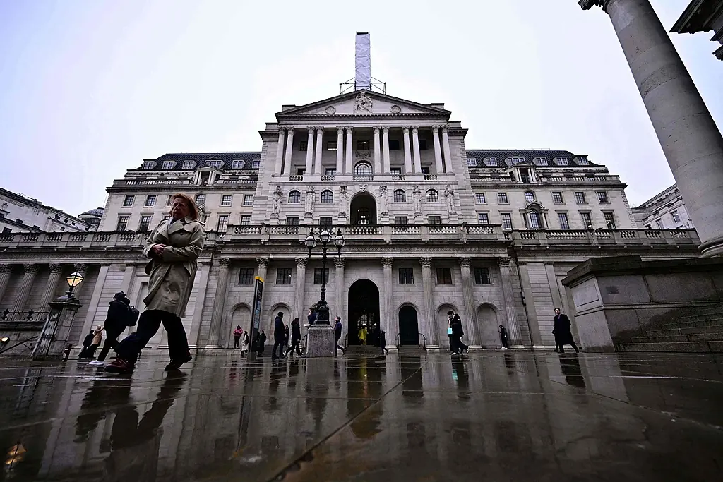 英国央行维持利率3.75%不变 但警告中东战事持续或被迫加息