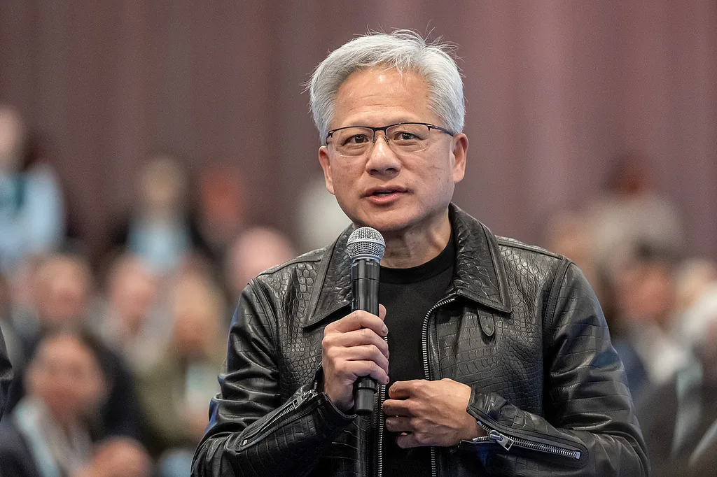英伟达CEO黄仁勋：明年公司芯片销量将翻倍